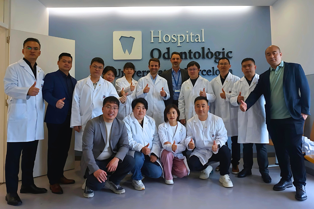 Professionals de la Xina es formen al HOUB amb el màster de periimplantologia.