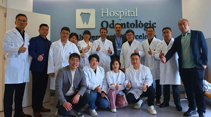 Professionals de la Xina es formen al HOUB amb el màster de periimplantologia.